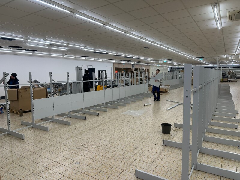 Installation von Regalen in Geschäften
