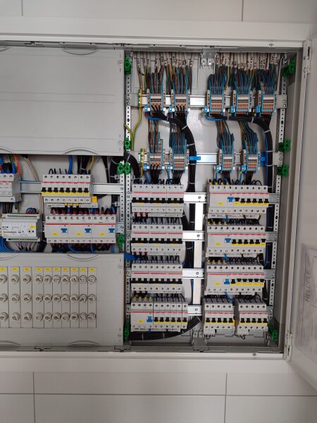 Verdrahtung eines Industrie Schaltschranks