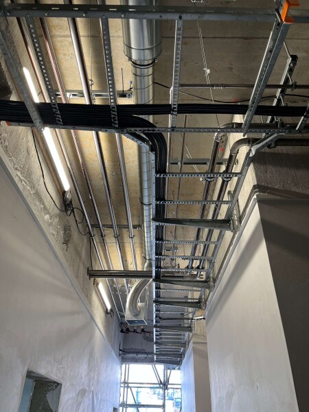 Verlegung von Kabeln in Kabelrinnen (ca. 1.250 m²)