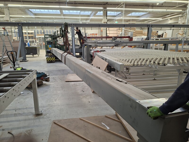 Demontage einer Holzzuschnittlinie