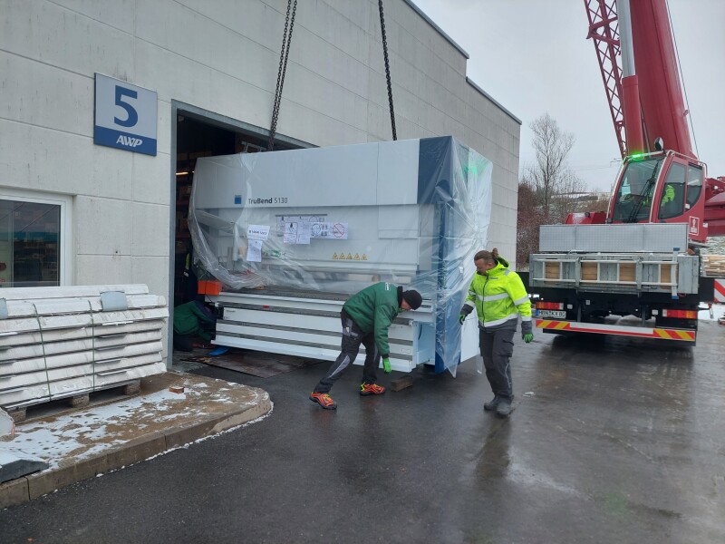 Entladung und Einbringung einer Trumpf Abkantbank