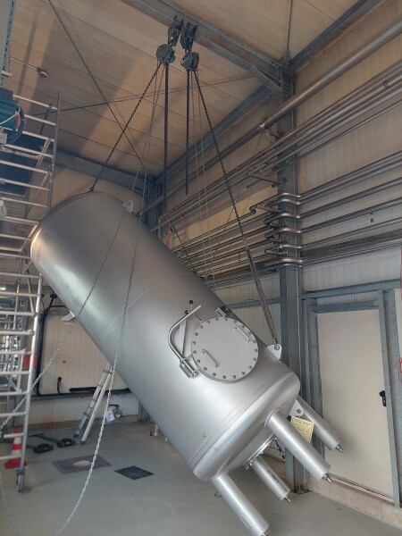 Montage eines Behältern mittels Kettenzügen