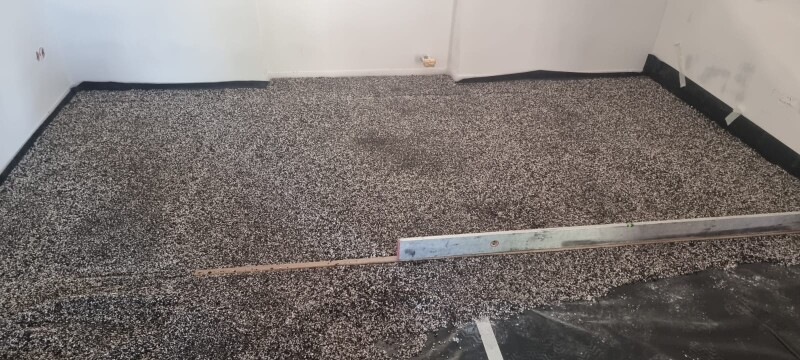 Trockenschüttung aufbringen