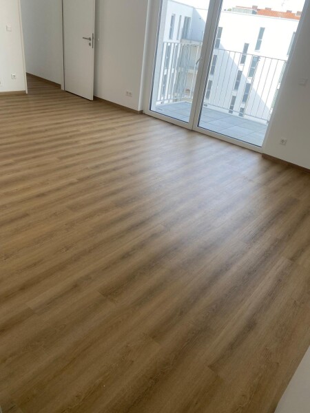 1294 m2 Klebe Vinly mit Untergrund Bearbeitung