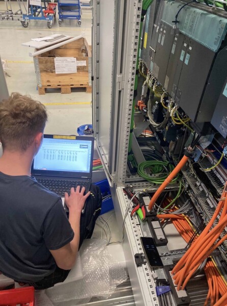 Automatisierung und CNC-Maschinenverkabelung – Felsomat, Deutschland 14 Monate
