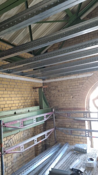 Brandschutzdecke Trockenbau. Entkoppelt freihängend 4m