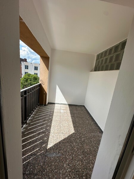 Renovieren eines Balkons, Spachtel und Malerarbeiten
