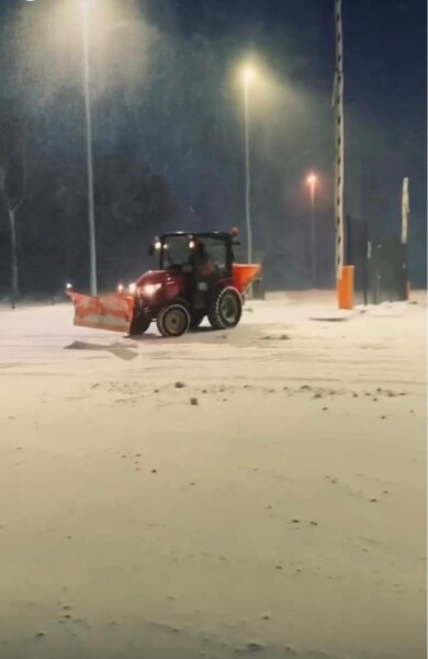 Winterdienst auf Gewerbefläche, 20.000 Qm schieben und streuen
