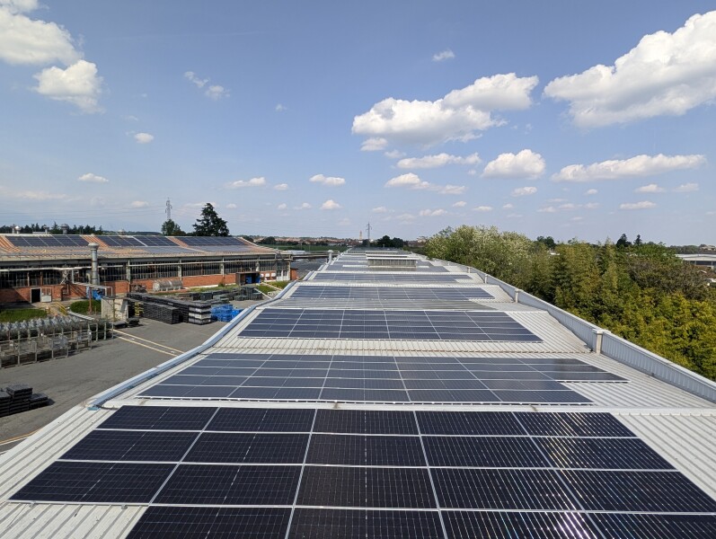 2,2 MWp PV-Dachanlage in Ciriè (Turin):mechanische Montage der Unterkonstruktion und Solarmodule.