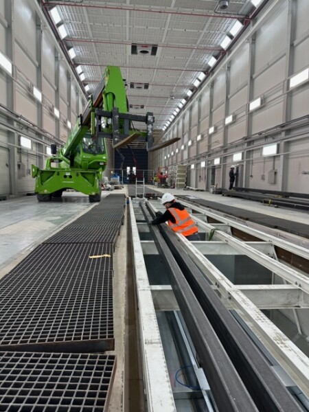 Montage einer Industrie- und Lackierkabine in Le Havre, Frankreich.