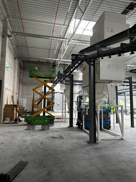 Montage von Fördersystemen, Elektroinstallation und Aufbau einer Trockenlackierkabine für WAGNER