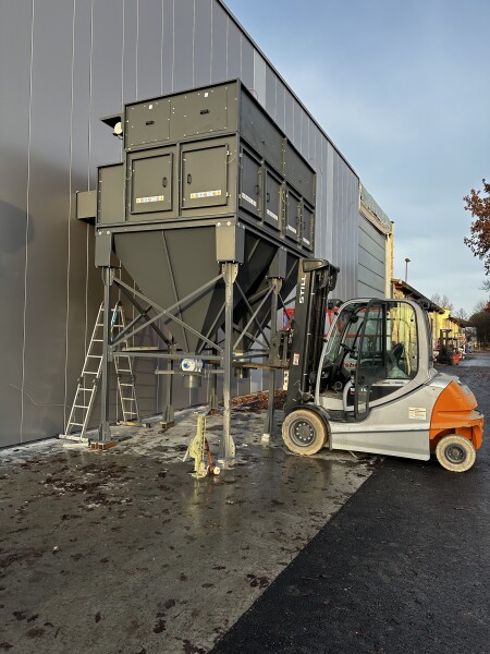 Montage einer Filteranlage und Luftreinigungssystem für eine Sandstrahlkabine der Firma RAMP
