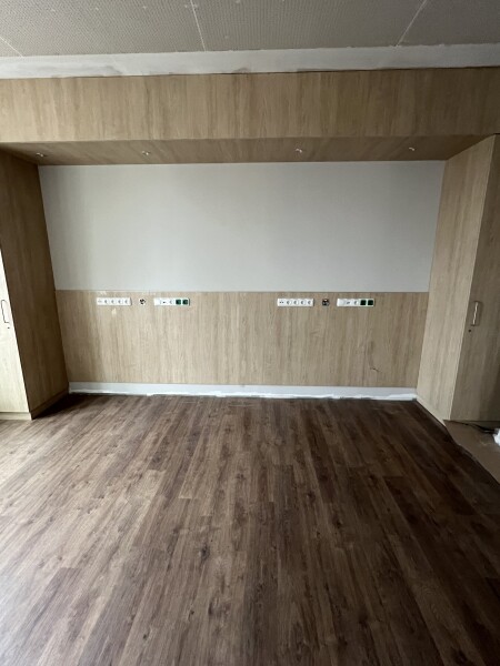 Elektroinstallationsarbeiten im Rahmen eines Krankenhausprojekts in Hamburg: Kabelverlegung, Montage