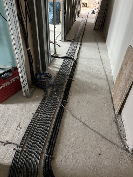 Elektroinstallationsarbeiten in einem Mehrfamilienhaus: Kabelverlegung, Montage von Steckdosen und S