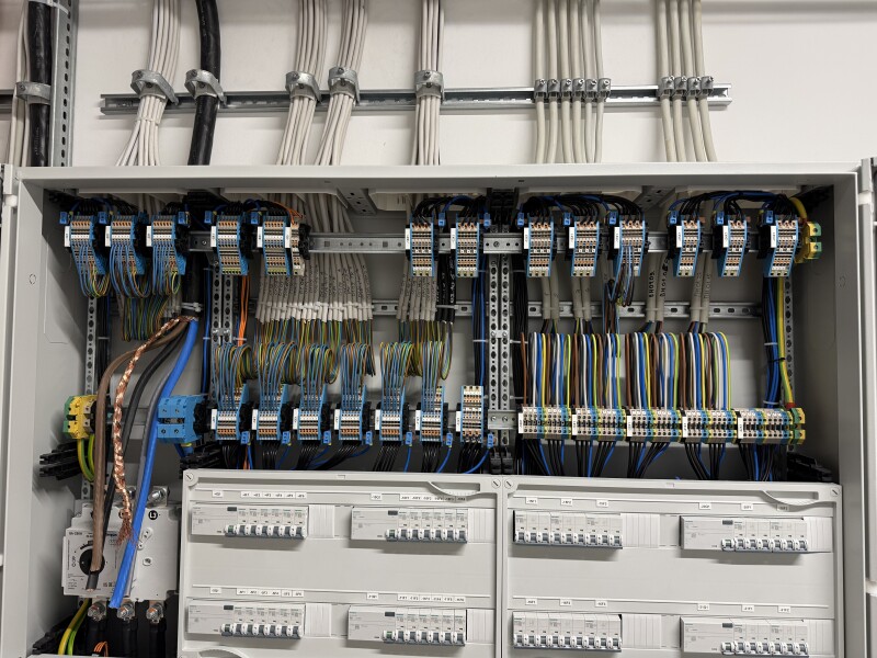 Anschluss und Verdrahtung einer Elektroverteilung in einer Gewerbehalle mit Büroräumen.