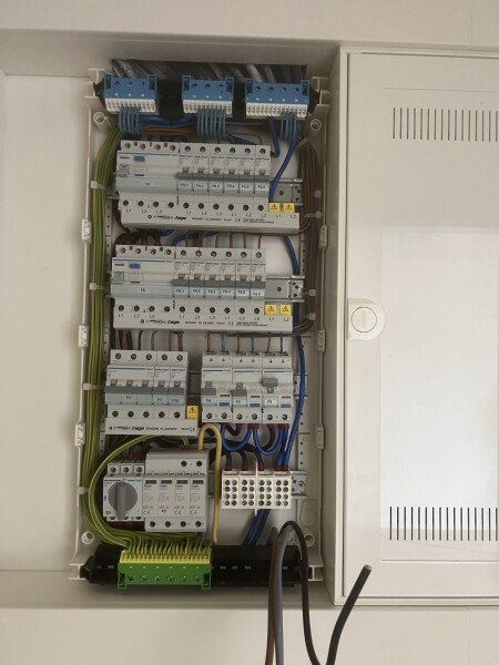 Anschluss und Verdrahtung einer Elektroverteilung in einer Wohnung.