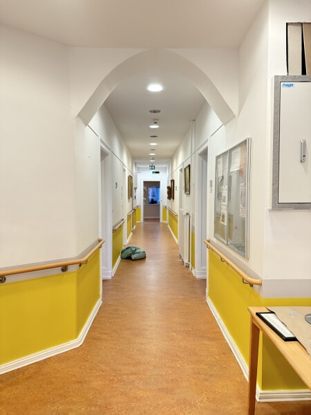 Seniorenheim vollständig gestrichen in beruhigenden Farben abgestimmt, auf die Bedürfnisse Ältere