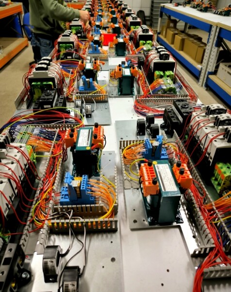 Serienfertigung von Schaltschrankkästen