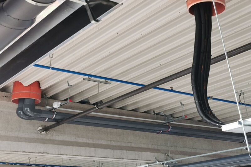 Industrieinstallation in Produktionshalle