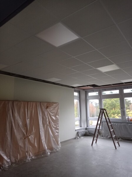 Montage einer Kassettendecke und der Konstruktion